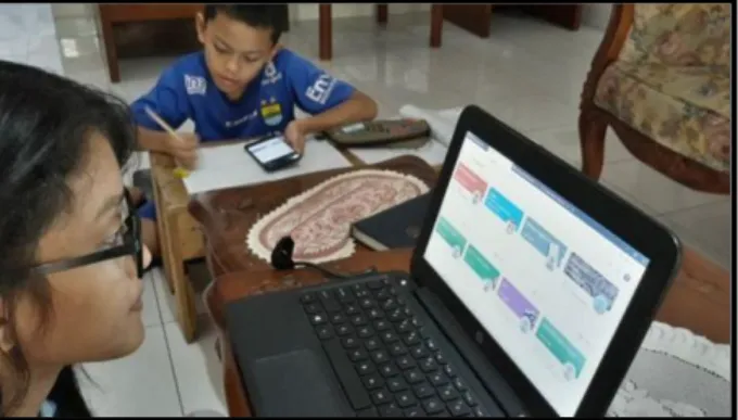 Gambar 2.. Penggunaan listrik pada laptop dan HP  (www.bbc.com/indonesia/indonesia-52873517) 