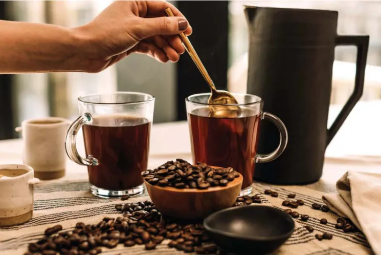 Gambar 1.1 Kopi dan biji kopi. 