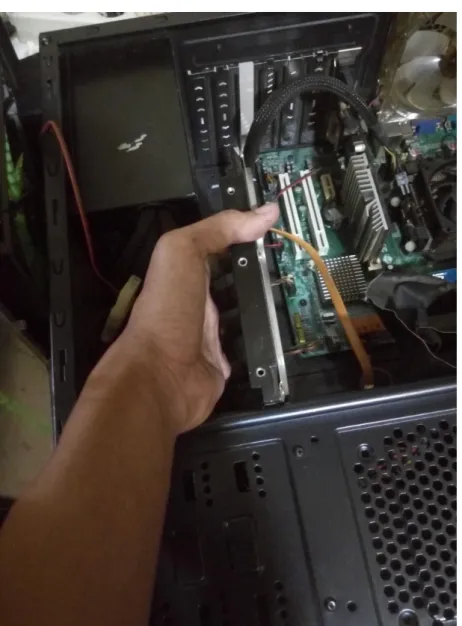 Gambar 3.4 Pemasangan Harddisk Komputer 