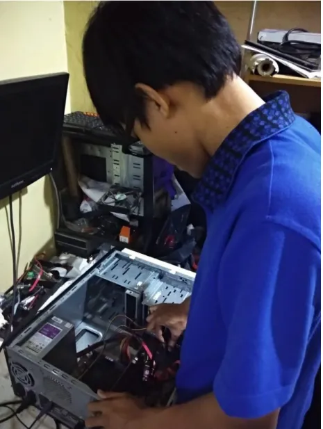 Gambar 3.5 Pemasangan Harddisk Komputer 