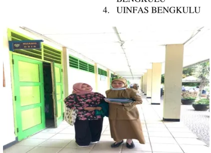 Gambar  5.  2  Peneliti  saat  Melakukan  Wawancara  Kepada  Guru  Bahasa  Indonesia  SMAN  04  Bengkulu, Helmis Faris, S.Pd 