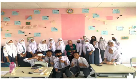 Gambar 5. 3 Peneliti saat Melakukan Wawancara  Kepada Guru SMAN 04 Bengkulu, Sakieman, S.Pd 