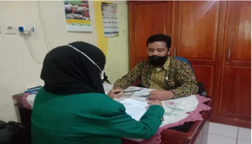 Gambar  6:  wawancara  peneliti  dengan  bapak  Bastari  selaku  guru  bahasa  arab  kelas 9 MTs Negeri 1 Kota Bengkulu 
