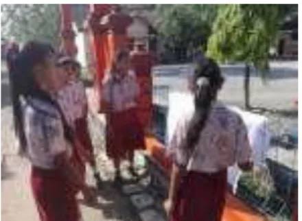 Gambar 8. Proses mengeringkan batik 