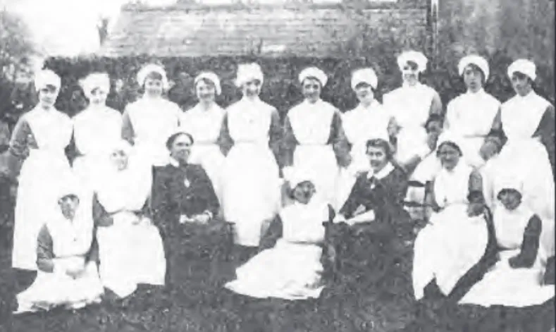 Figure 5.2 Superintendent and assistant superintendent and (Queen’s) district nurses  at the nurses’ home in Cardiff (1926)