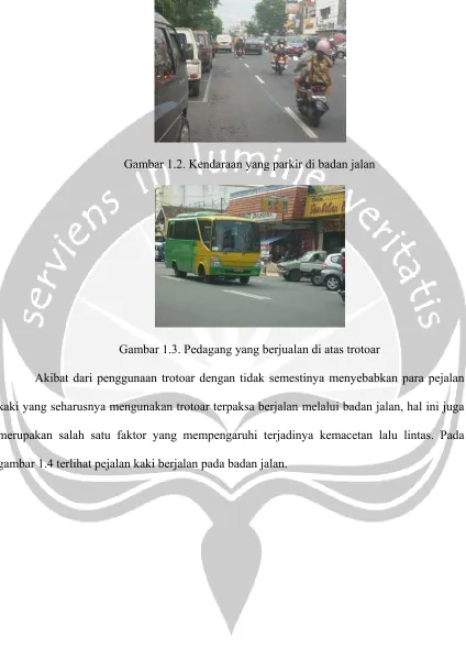 Gambar 1.2. Kendaraan yang parkir di badan jalan 