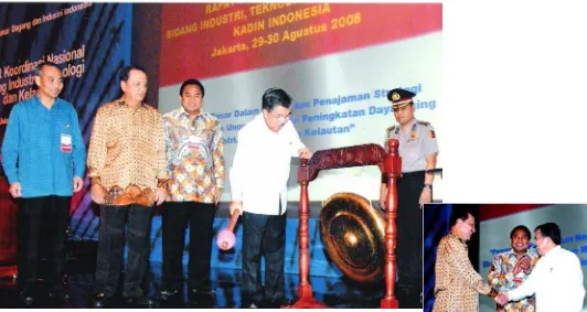 Gambar dari kanan kekiri: Wakil Presiden RI, M. Yusuf  Kalla, didampingi oleh Wakil Ketua Umum Kadin Indonesia Bid