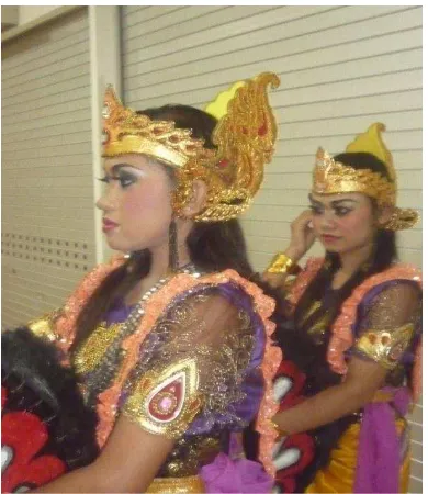 Gambar 27. Rias dan Busana Jathilan Putri Sorèngpati, Kota Yogyakarta (Foto: Kuswarsantyo, 2013) 