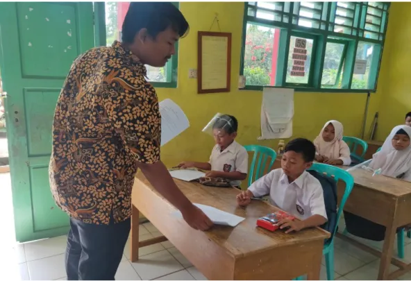 Gambar 4. Membagikan Angket Kelas IVb 