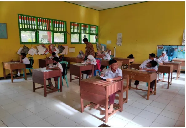 Gambar 3. Proses Pengisian Angket Kelas IVa 