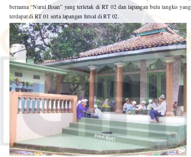 Gambar 2. Terlihat di sebelah kiri ustadz Hafidzi sedang mengajar ngaji seorang 