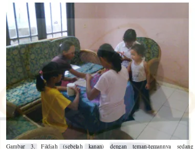 Gambar 3. Fildjah (sebelah kanan) dengan teman-temannya sedang 