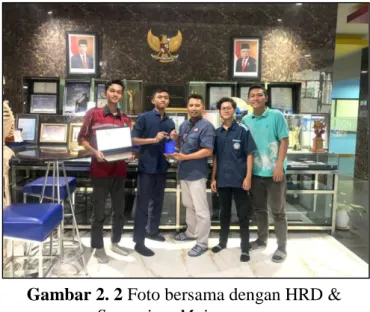 Gambar 2. 2 Foto bersama dengan HRD & 