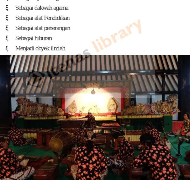 Gambar 2.2 Pertunjukan Wayang 