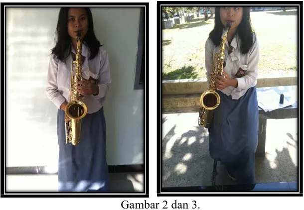 Gambar 2 dan 3. Cara Membawa Saxophone Posisi Berdiri (Kiri) 