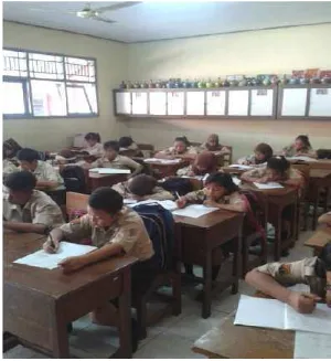 Gambar 02 Siswa SD Negeri Tambakreja 05 sedang Mengerjakan Tes Matematika 