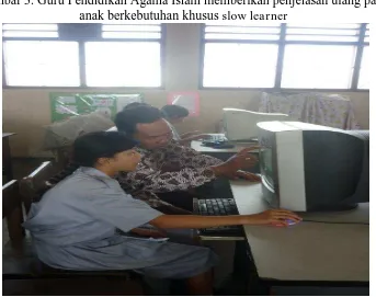 Gambar 3. Guru Pendidikan Agama Islam memberikan penjelasan ulang pada anak berkebutuhan khusus slow learner 
