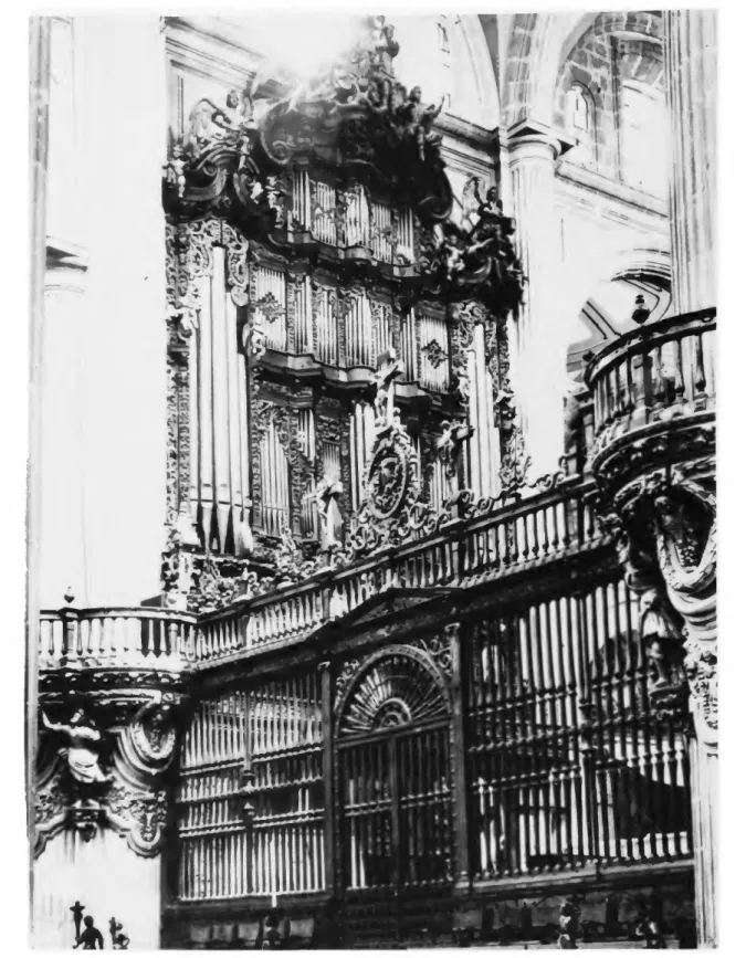FIGURE 2.—Epistle organ, choir side, after the restoration of  1 9 7 5 - 1 9 7 8 . 