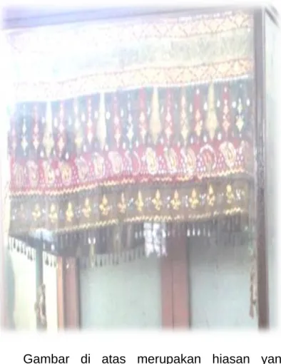 Gambar  di  atas  merupakan  hiasan  yang  digantung  di  dinding  Istana  pada  tahun  1932  disebut Tabere’, (tabir)
