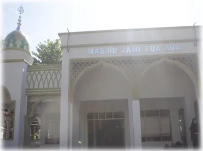 Gambar di atas merupakan bagian depan dari  Masjid  Jami  Tua  Bua,  memiliki  halaman  yang  luas  dan  juga  bersih