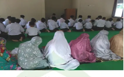 Gambar 4.2 Sholat Dhuhur berjamaah 