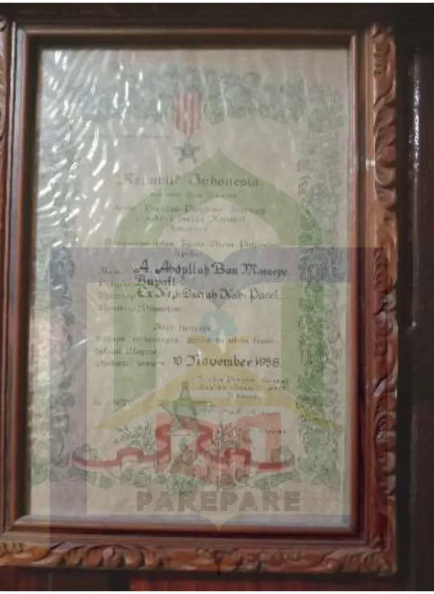 Foto Surat Tanda Jasa Pahlawan dari Presiden Panglima Tertinggi  Angkatan Perang Republik Indonesia yang ditandatangani oleh 