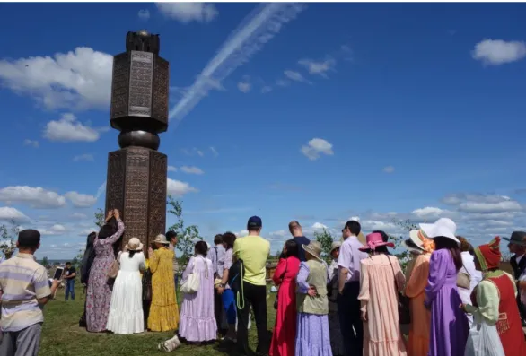Figure 2. People queueing to receive spiritual strength from the bronze tethering post in the heat of over 30 