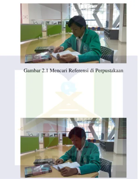 Gambar 2.1 Mencari Referensi di Perpustakaan 