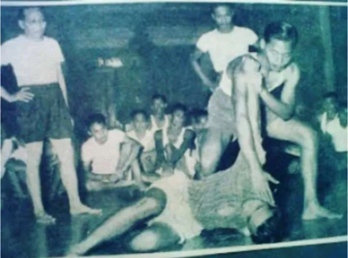 Foto Arsip Ki Hardjo Oetomo Sedang Mengajarkan Teknik Pencak Silat PSHT 