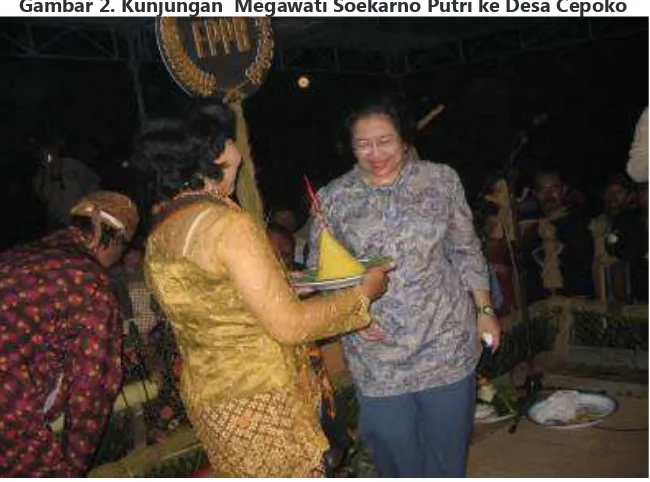 Gambar 2. Kunjungan  Megawati Soekarno Putri ke Desa Cepoko