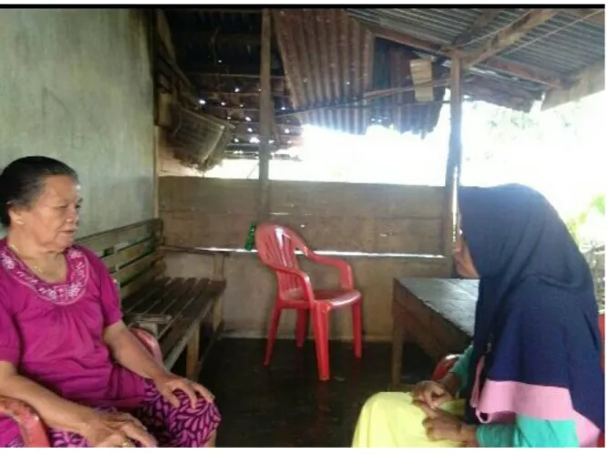 Gambar 7 . Wawancara dengan ibu-ibu warga lokal 