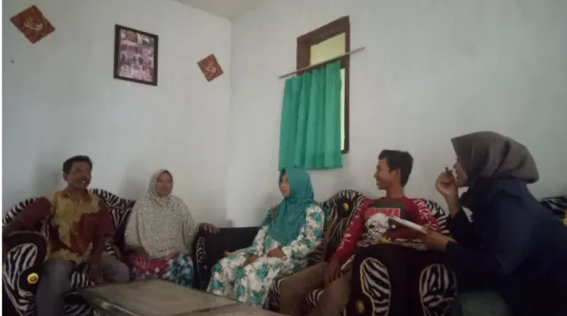 Gambar 5. Wawancara dengan Pihak Masyarakat dalam Intervensi Orang Tua  (Lisa,Hermawan dan Ibu Mila) ( 28 Oktober 2019 )