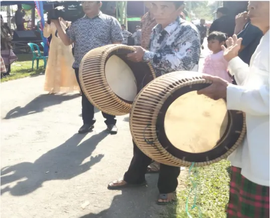 Gambar  4.7    merupakan  alat  musik  yang  dimainkan  oleh  para  bapak-bapak  ketika  akan melakukan tradisi pernikahan yang ada di Desa Pasar Talo tersebut