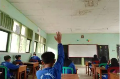 Gambar 8. Siswa mengangkat tangan untuk menjawab pertanyaan  guru 