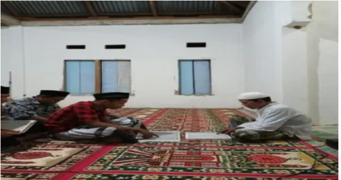 Foto imam masjid saat menyimak bacaan al-qur’an para remaja   