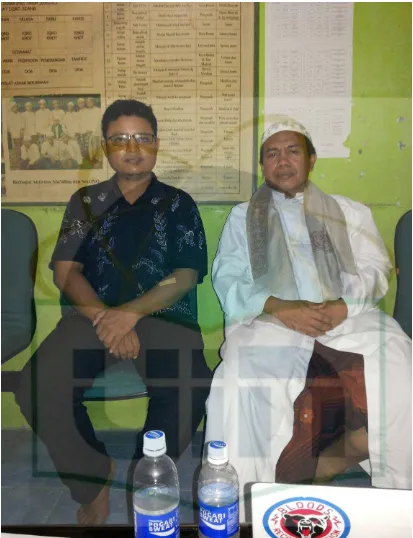 Gambar 1. Penulis bersama dengan K.H. Misbahul Munir di tempat kediamannya 