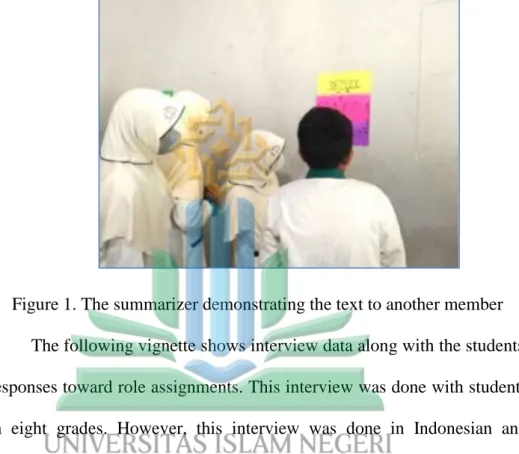 Figure 1. The summarizer demonstrating the text to another member  The following vignette shows interview data along with the students'  responses toward role assignments
