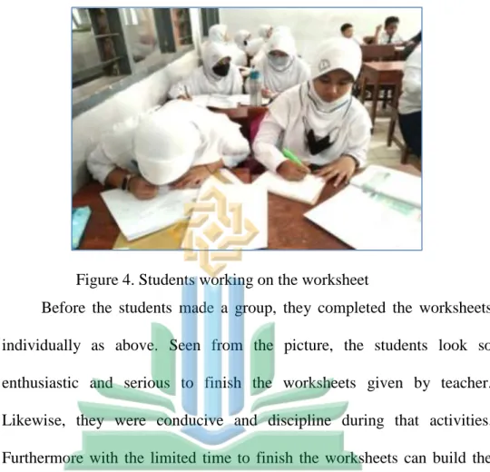 Figure 4. Students working on the worksheet 