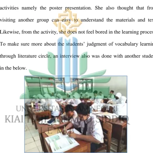 Figure 5. The students making a reading log related to the text  This data was gathered again to get another perspective on the use of  literature  circle  in  vocabulary  learning  that  was  translated  to  English  as  shown