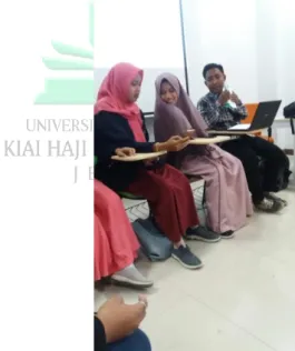 Gambar 4.2 Mahasiswa Diskusi dan Presentasi  Proses  pemantapan  dalam  internalisasi  nilai  Islam  Rahmatan  lil  ‘alamiin