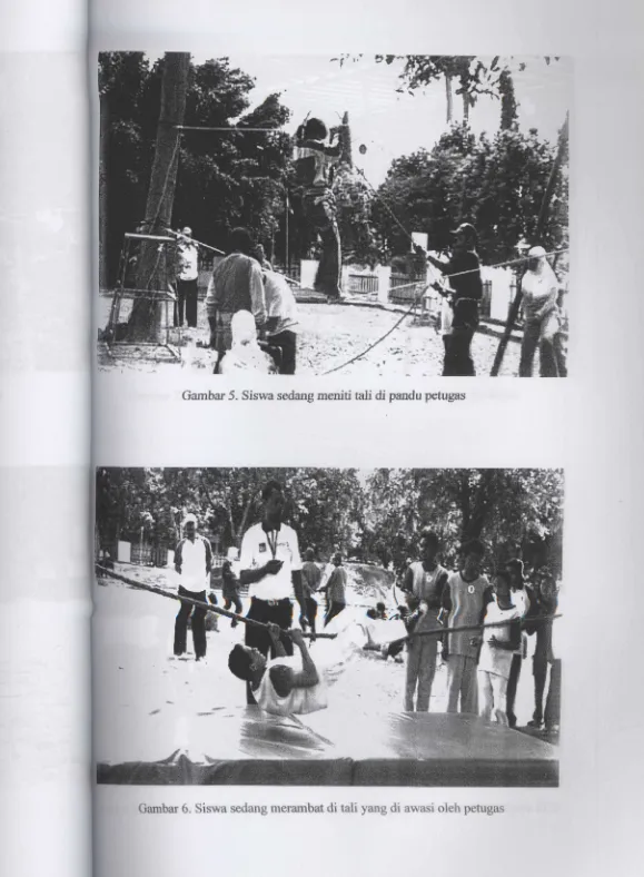 Gambar 6" Siswa sedang merarnbat di tali yang di awasi oleh petugas