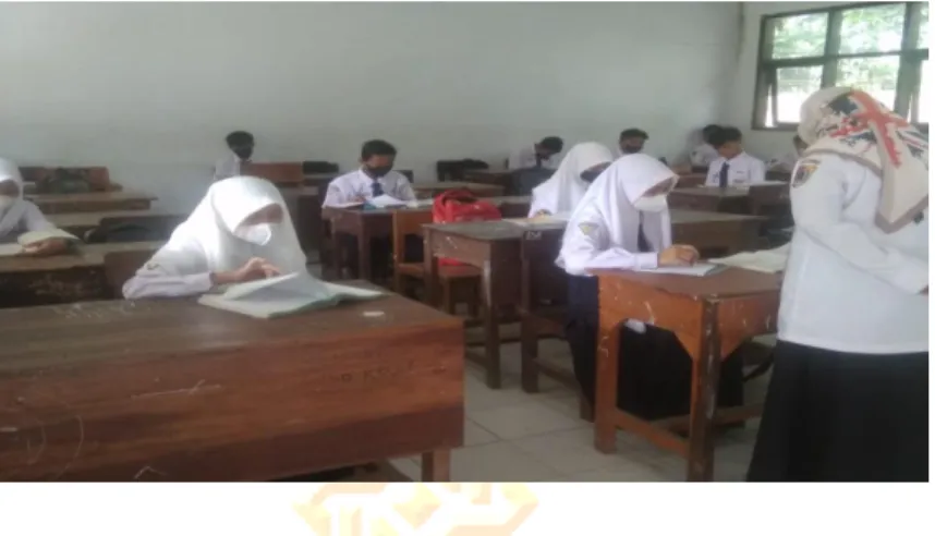 Gambar 7 : Kegiatan Membaca Al-Quran Surat-surat Pendek Sebelum Pembelajaran  SMP Negeri 1 Jenggawah 