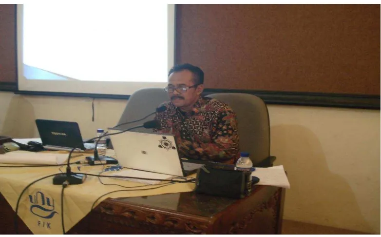 Gambar 13. Drs. Suryanto, M.Kes., sedang Menyampaikan Materi Pelatihan   