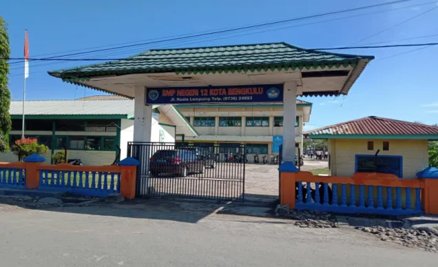 Gambar 1. Pintu masuk SMP Negeri 12 Kota Bengkulu 