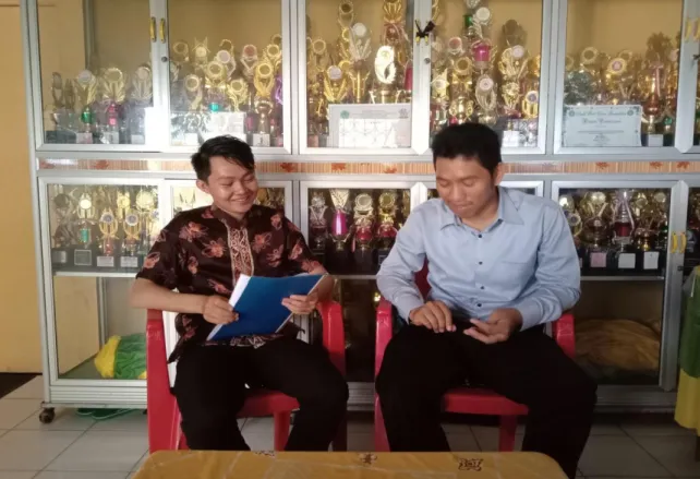 Gambar 11. Wawancara dengan Bapak Imam Guru Pendidikan Agama  Islam SMP Negeri 12 Kota Bengkulu 