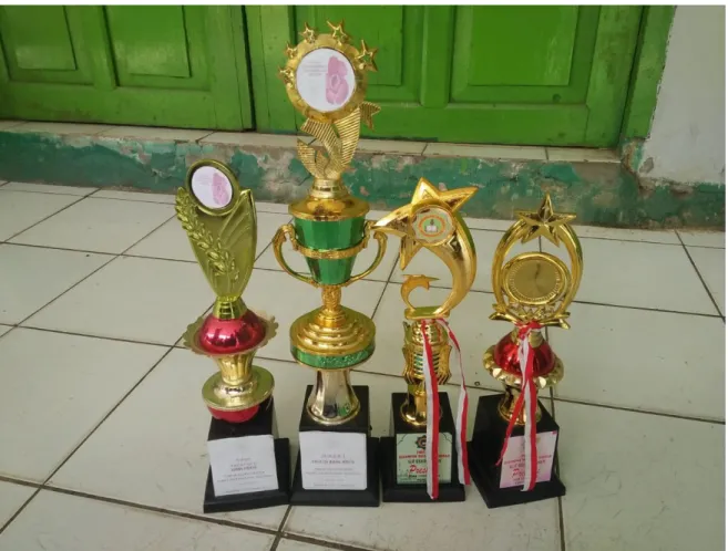 Foto piala yang diperoleh santri pondok pesantren Al-Mubaarak Bengkulu 