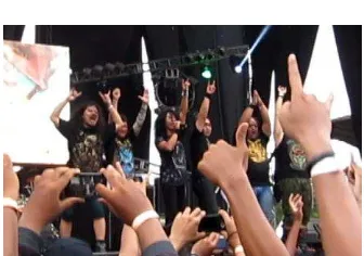 Gambar 1. Band Power Metal ketika mengisyaratkan Salam Tiga Jari kearah fansnya ketika di Hammersonic Metal Fest 2013 