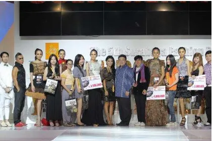 Gambar 2. Suasana pengumuman pemenang salah satu kompetisi dalam Surabaya  Fashion Parade 2012 