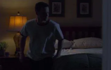 Gambar 5. Caleb dan Catherine tidur di kamar yang berbeda  