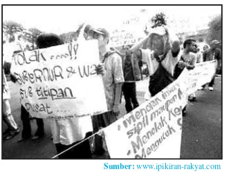 Gambar 5.3 Demo demokrasi yang mengandungpesan bahwa kedaultan rakyat di Indonesia dijiwaiPancasila dan semboyan Bhinneka Tunggal Ika